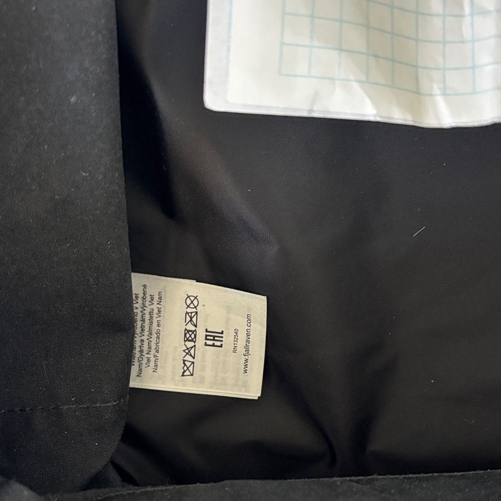 LIKE NEW Kånken Black Classic Backpack - unisex - Picture 6 of 6